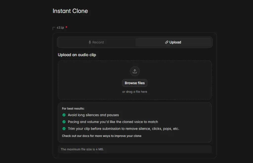 Captura de tela do painel escuro da ferramenta de IA mostrando a função "Instant Clone" (Clone Instantâneo). A aba "Upload" está selecionada, exibindo um botão centralizado para enviar arquivos de áudio. Abaixo do botão, há uma lista de dicas em inglês com ícones verdes recomendando evitar pausas longas, manter o ritmo desejado e remover ruídos antes do envio. Na parte inferior, há um aviso de que o tamanho máximo do arquivo é de 4 MB.